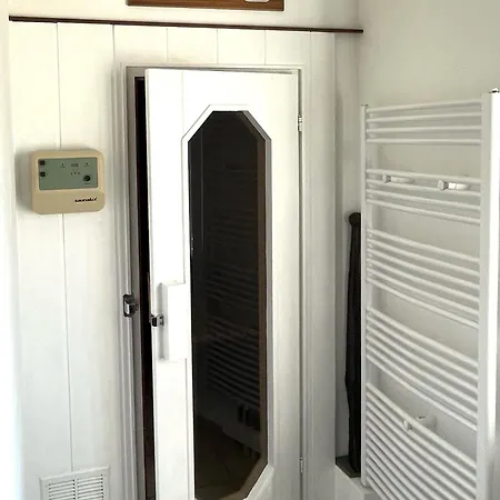 Zirkuswagen Nahe Ostsee Und Schlei * Wagersrott